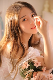 美女露0奶头